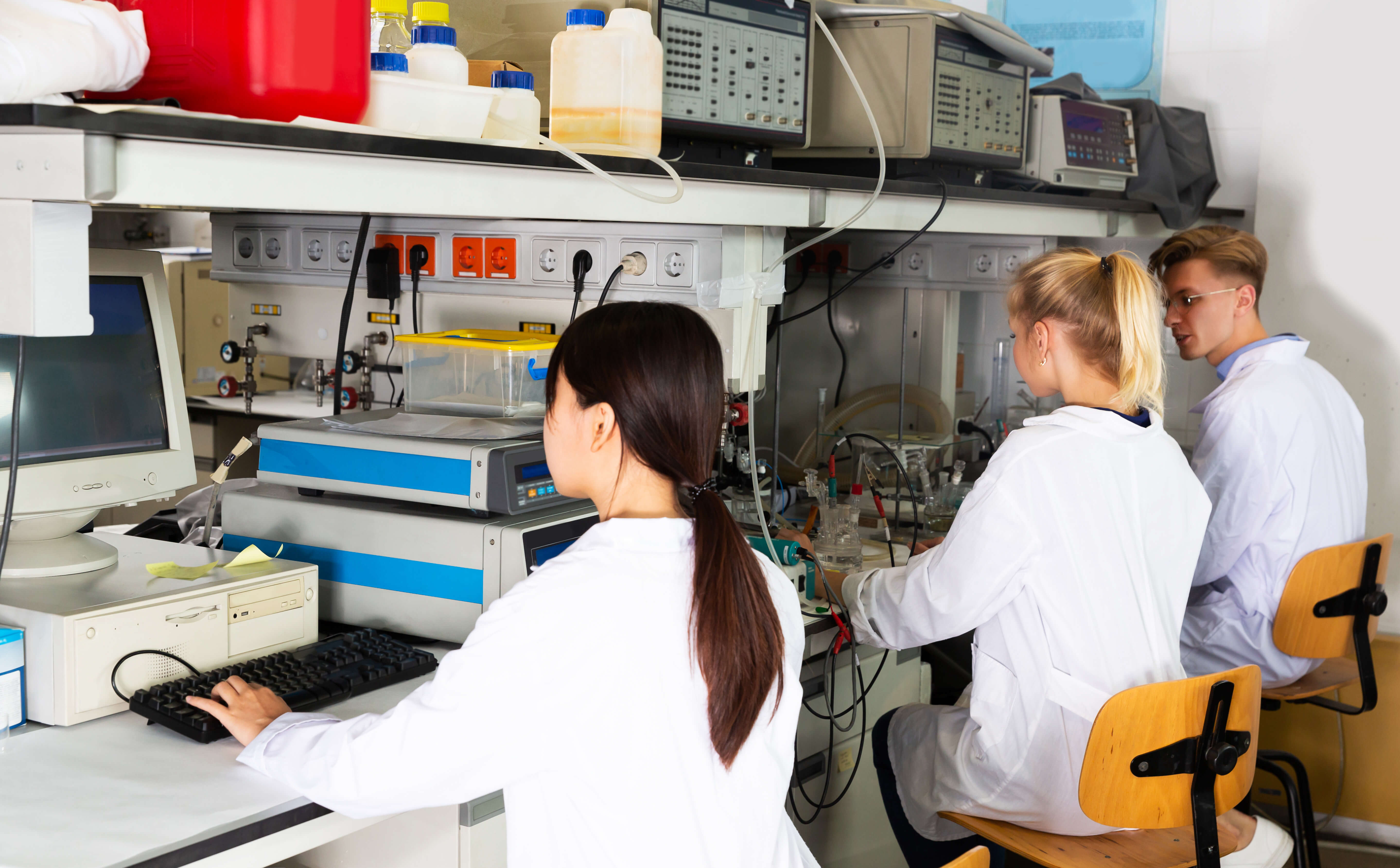 Student scientists in academic lab conducting research supported by cryogenic LN₂ systems
