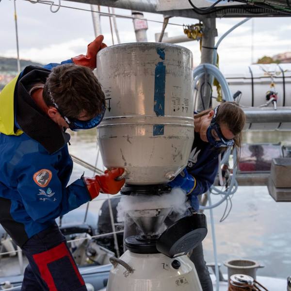 Stockage d’échantillons en cuve d’azote liquide – solution soutenue par Noblegen pour la conservation cryogénique